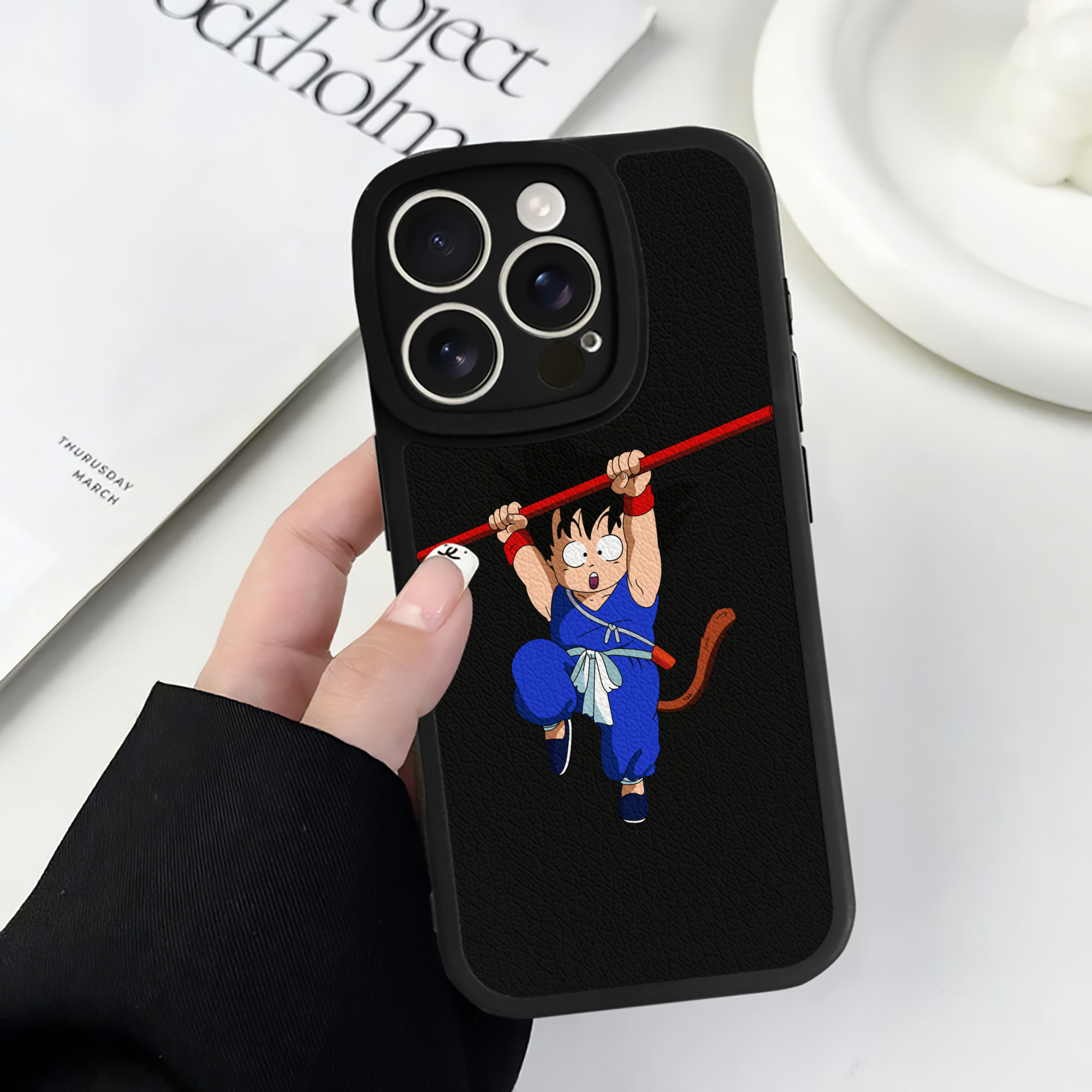 （画像用） ドラゴンボール 孫悟空（そん ごくう）Son Goku カカロット DRAGON BALL Kakarotto 【iPhone 16シリーズ対応】シリコンスマホケース（レザー調） 材質：シリコン